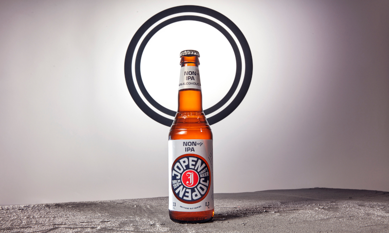 jopen non ipa flesje met een halo op de achtergrond tegen de muur